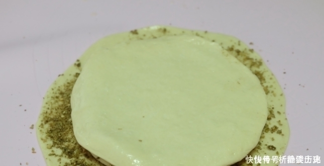 烙饼软怎么和面?开水烫或加鸡蛋,都不对!教你几种做法,太香了