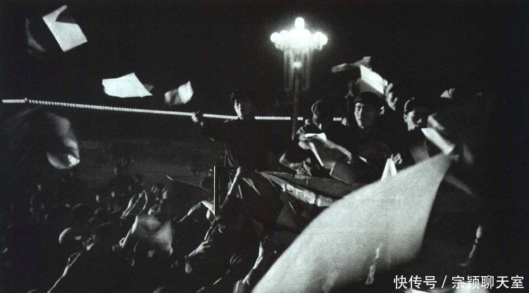 老照片我国第一颗人造地球卫星发射成功全国一片喜庆