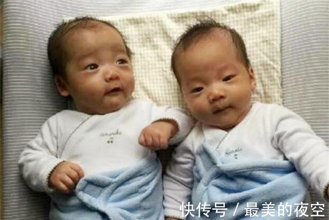 孩子|爸爸带双胞胎儿子睡觉，父子三人姿势神同步，网友亲生的没跑了