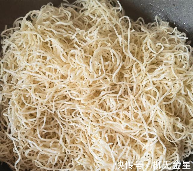 芹菜|芹菜肉丝蒸卤面,肉丝香嫩,芹菜色泽漂亮!