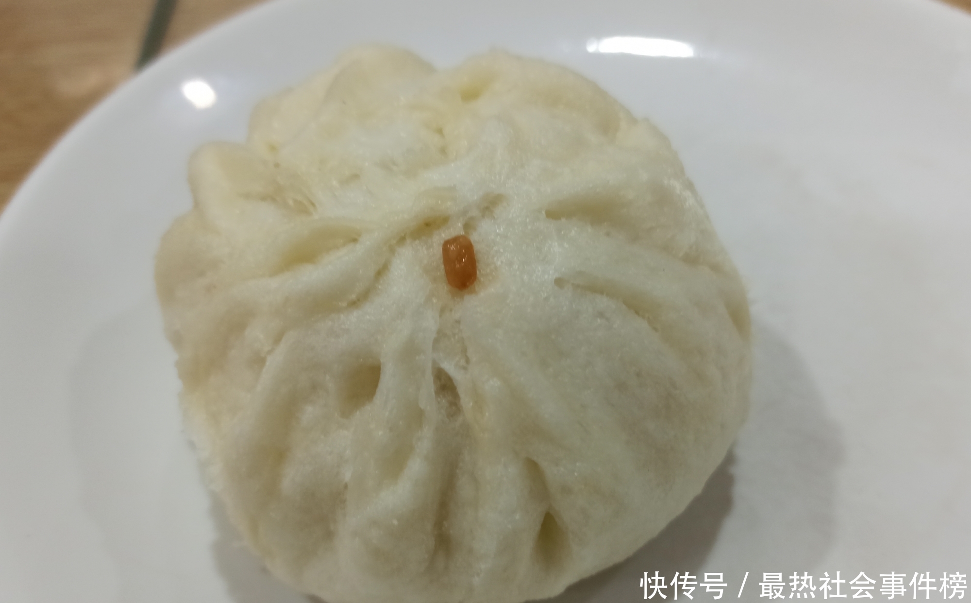 油条|这家卖炒菜的馆子兼修包子馒头豆浆油条,清早生意就在人堆里发酵