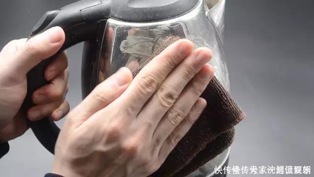 牙膏|用完的牙膏管别扔掉,放在厨房一年能省不少钱,邻居见了纷纷学!