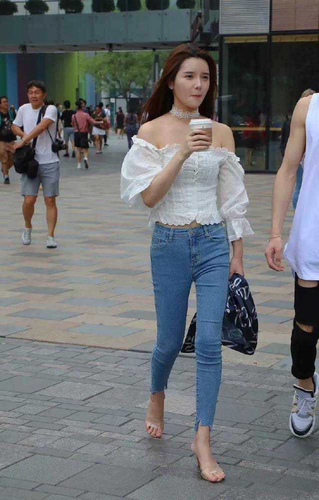 街拍：身材高挑的小美女，灵动秀气，犹如可爱的小天使一样美丽