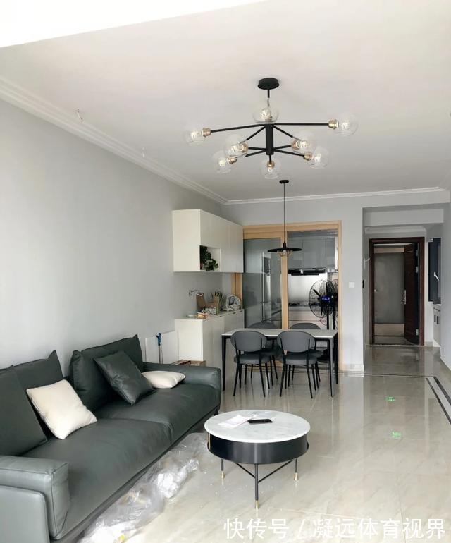 耐看|她家不吊顶,只走石膏线,墙面不造型,只刷乳胶漆,太简洁耐看了