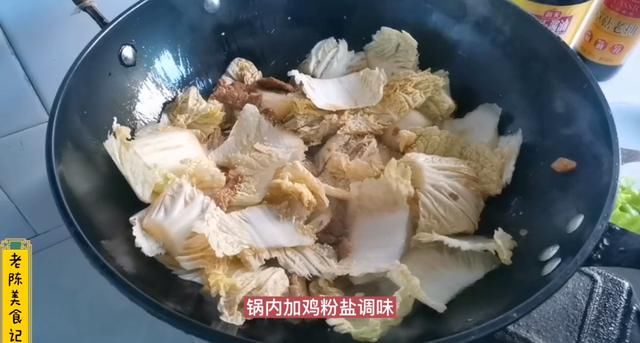  鲜嫩|2个小技巧轻松做肉片醋白菜，鲜嫩爽口又开胃，真好吃真过瘾