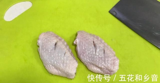 炸鸡|香到舔手指的蒜香炸鸡翅，制作简单，口感丰富！
