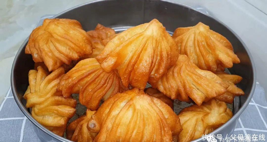 油炸小|面粉这么做才简单,锅里炸一下,既是油条又是面包,真的太香了