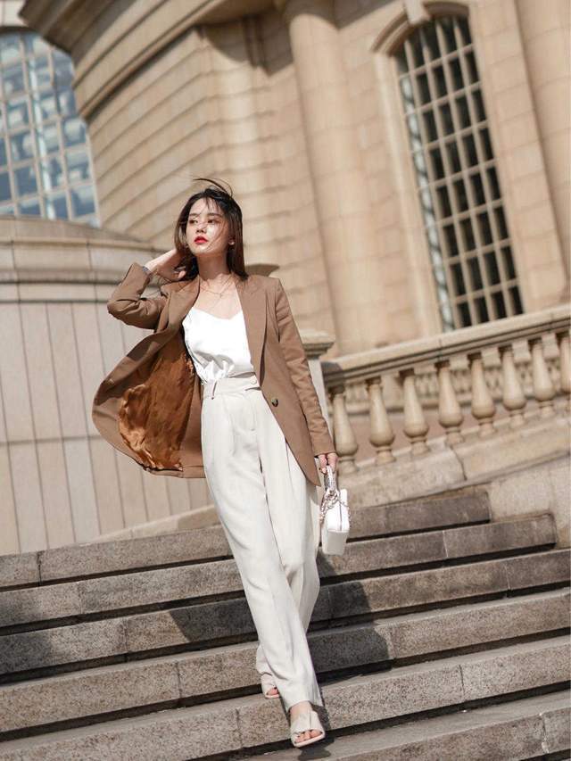 阔腿裤|中年女人怎么穿才洋气?大地色西服搭配白色阔腿裤,高级干练