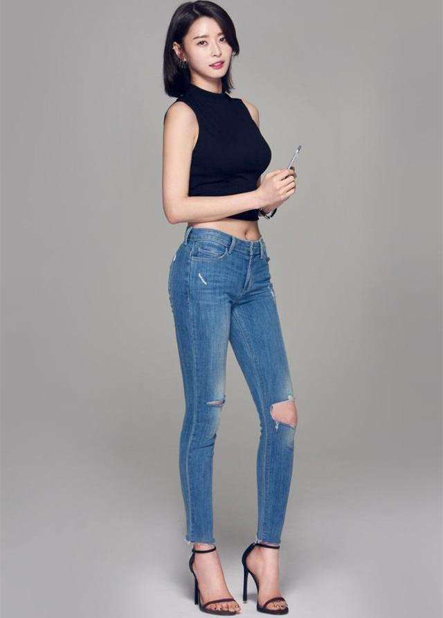 街拍 臀大的女人穿紧身牛仔裤, 不一样的万种风情!