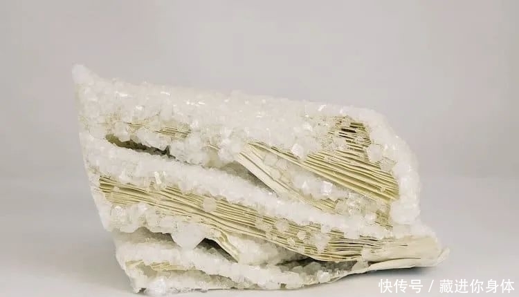 亚历克西斯·&她创作雕塑时“开挂”了:把书丢进水里,等2天作品就完成了