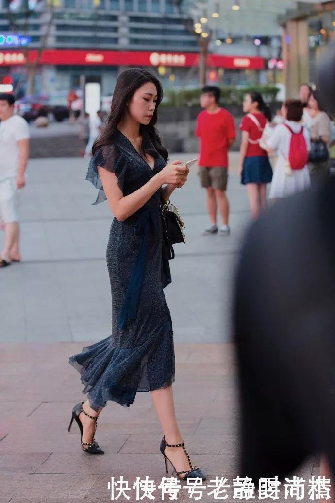 街拍:紫色的小西装, 内搭选择了一件浅卡其色的背心, 看上去十分的迷人