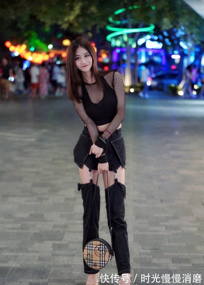 钩子 裤腿都裁成“两截”了,用钩子接上,穿着都“漏风”