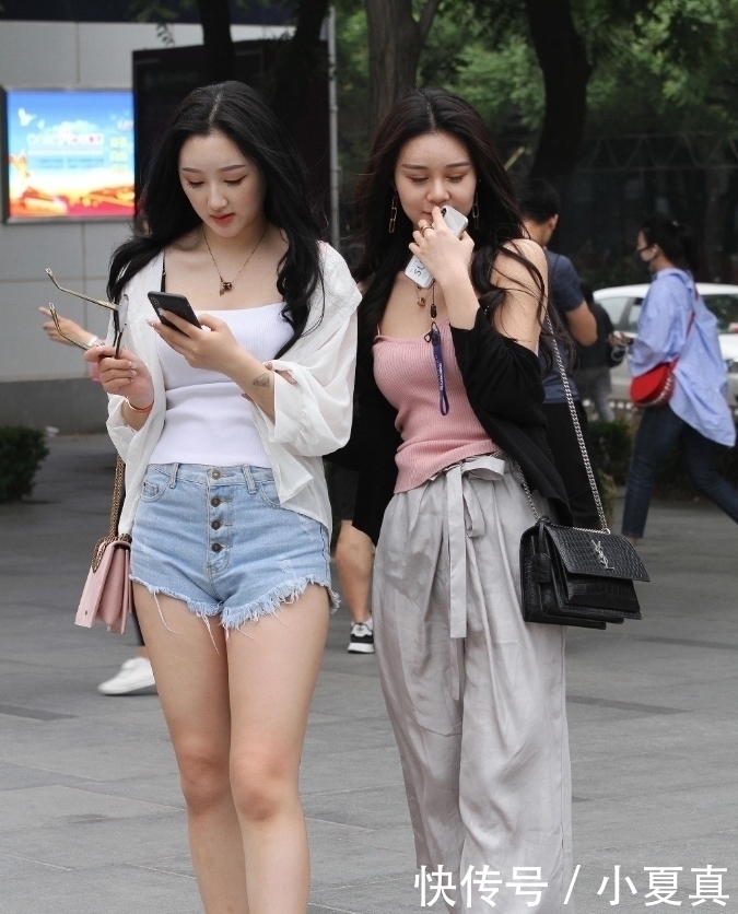 街拍这2个女孩长得都漂亮,更喜欢左边那女孩,真是迷人