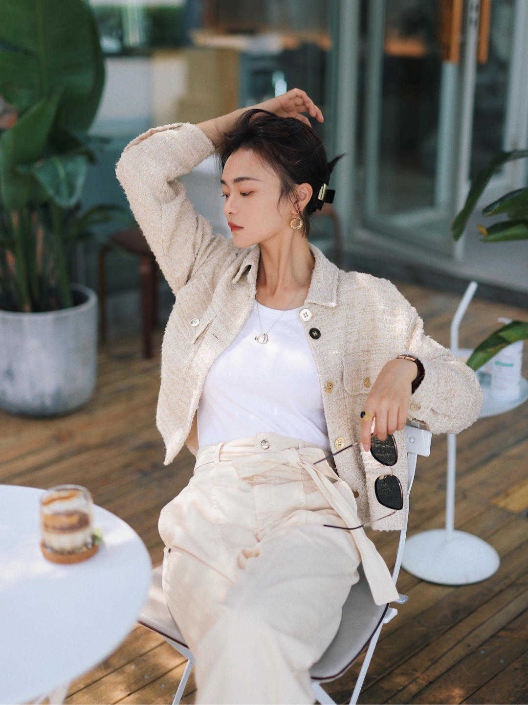 紧身|白裤子的季节到了,秋冬白裤子还能这样穿,太出乎意料了