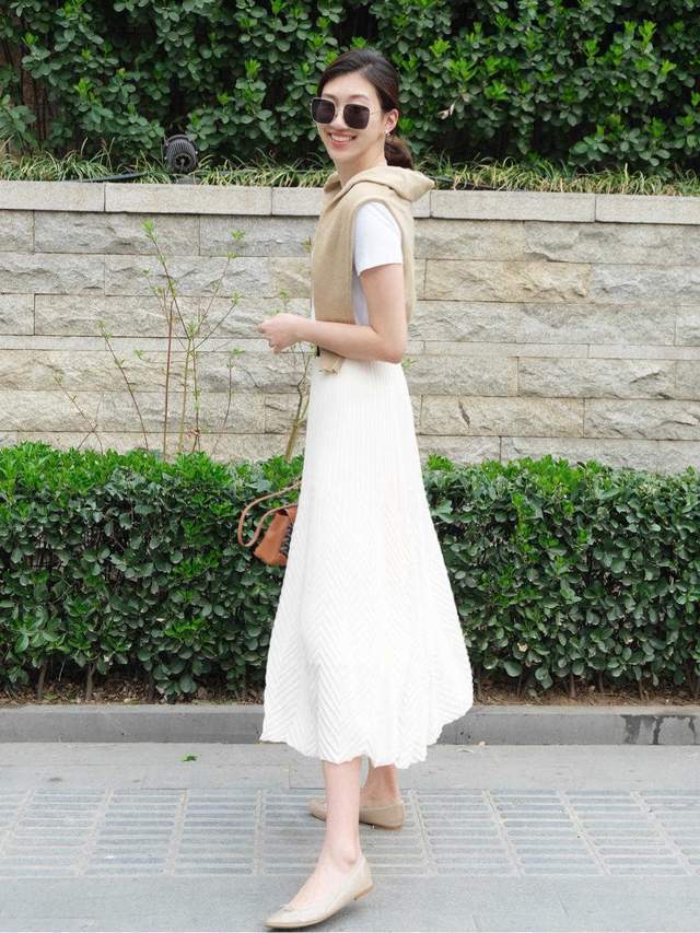 白色衬衫|小个子女生这样穿搭显高显瘦,白色衬衫搭配百褶裙温柔优雅,真美