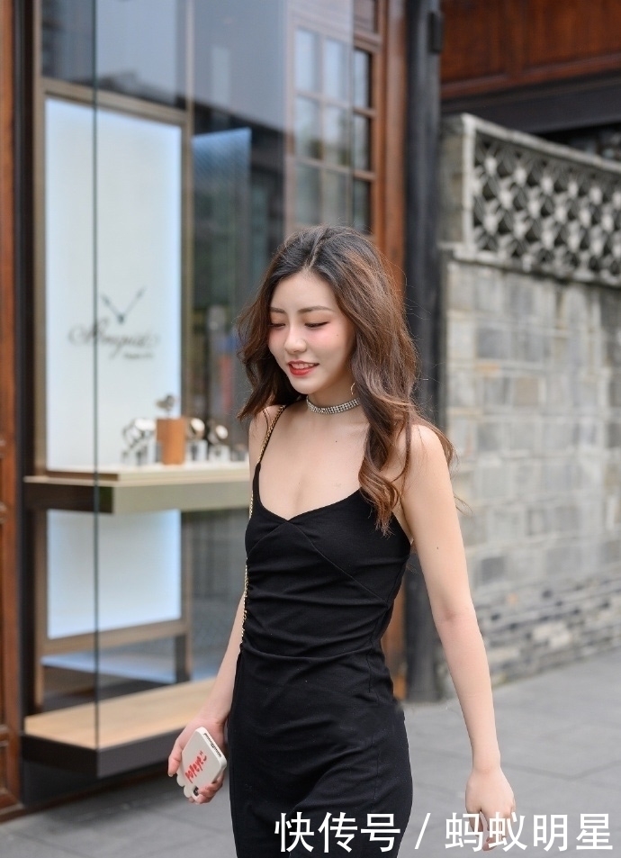 街拍|美女的眼妆很明显,和栗子色的卷发搭配起来很耐看