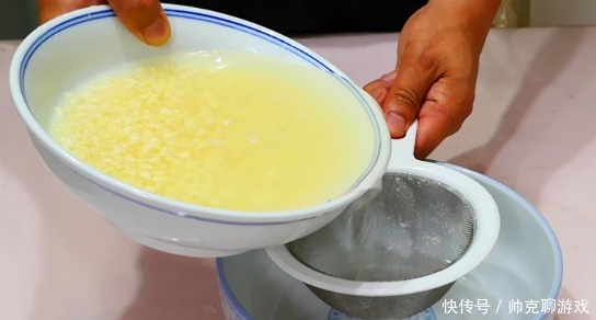 炸蒜蓉时,别直接放油锅炸,大厨教你4招,香浓味美不发黑!