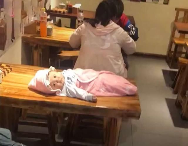 隔壁|“生无可恋”宝宝走红,被父母放在隔壁桌,网友孩子捡来的