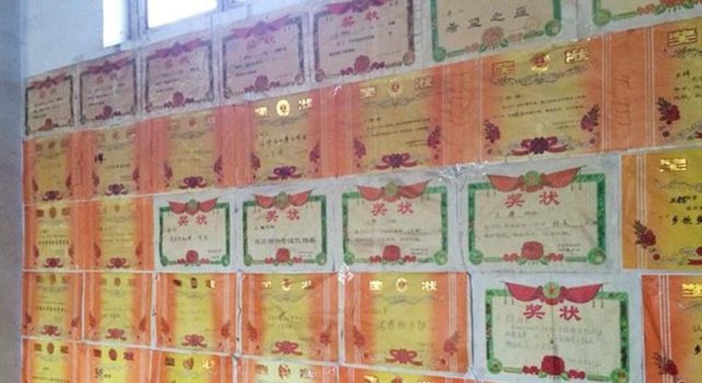 奖状|孩子带第一张奖状回家,妈妈正开心,看到字后却闹心了