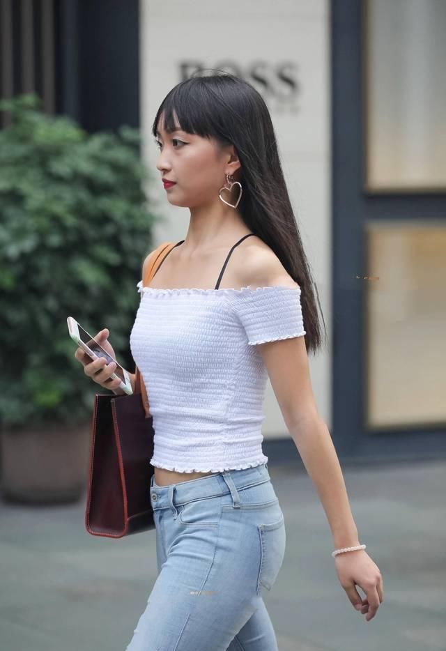 街拍|街拍美女破洞紧身牛仔裤搭配白色漏肩针织衫，很素雅的小姐姐