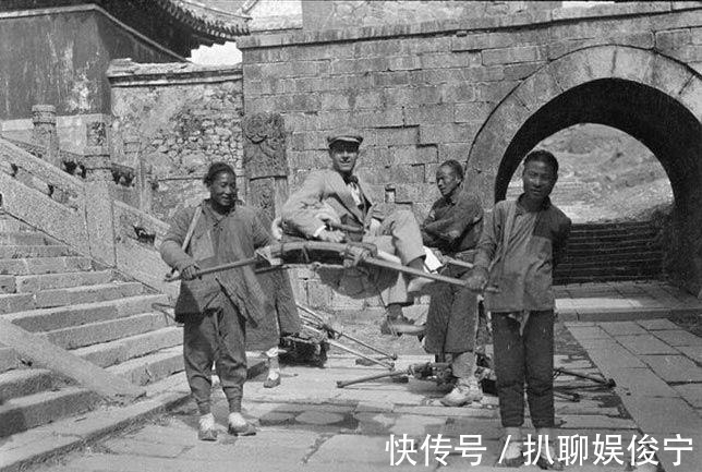 轿夫|1917年的泰山老照片, 枯瘦如柴的轿夫和游览泰山的贵妇