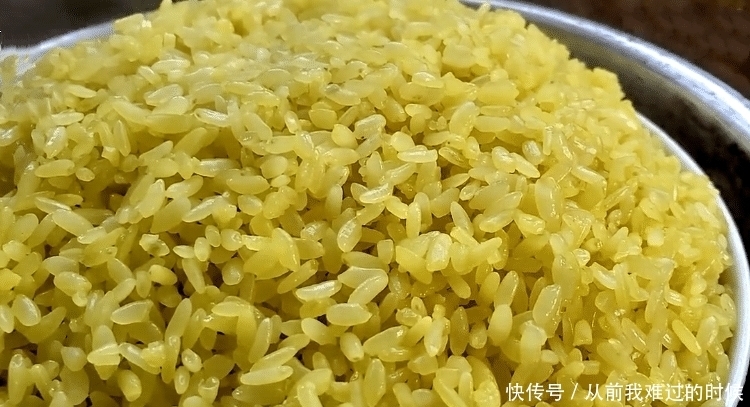 立春后,用染饭花蒸糯米饭,做法简单,金黄诱人,清香四溢