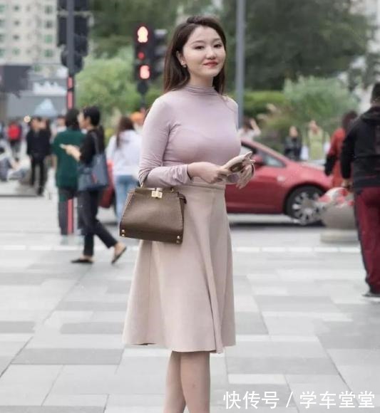 半裙 “大象腿”要慎重,穿打底裤逛街,令美女陷入尴尬境地!
