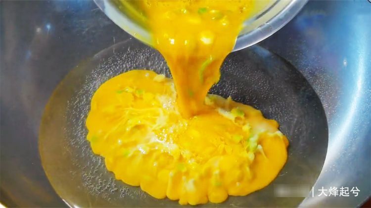 一碗清水也能炒鸡蛋？不用1滴油，鲜嫩好吃，即将失传的经典老菜