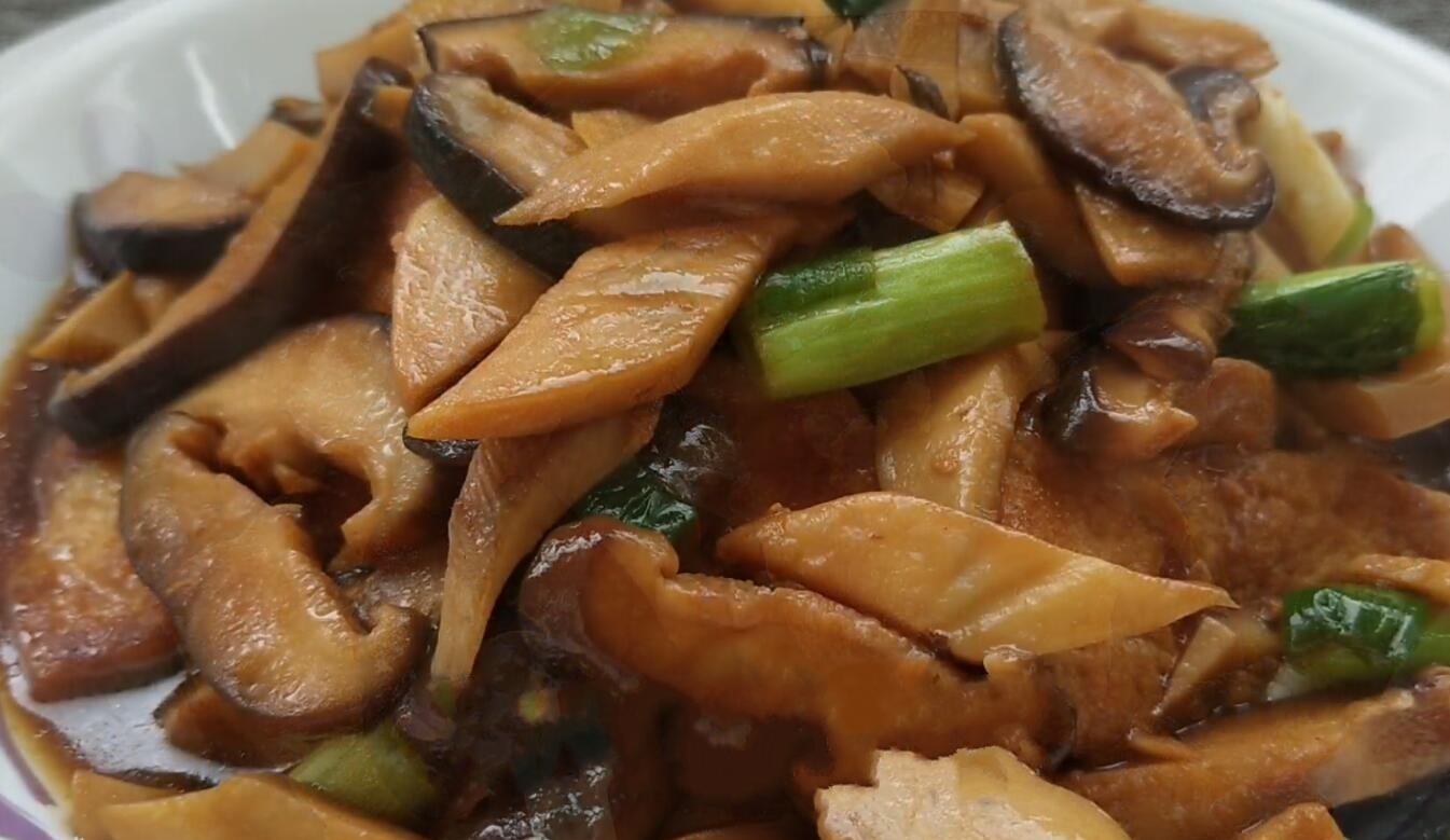 香菇加上豆腐这么做最绝配,上桌就香气四溢,比大鱼大肉都好吃