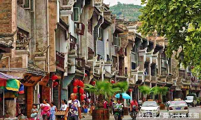 来镇远古镇,可以参观独特的吊脚楼群,也可以沿街逛特色工艺品店