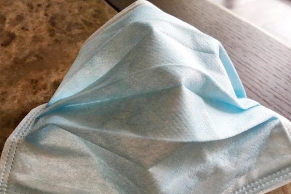 低风险|口罩表面残留致癌物，是真是假？戴之前要抖两下？权威回答来了