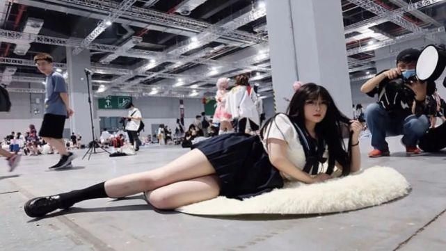 女主角|真不是炒作漫展JK女2天涨粉10W，网友提出质疑，绿茶味十足