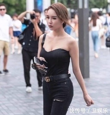 小蛮腰 时尚美女搭配牛仔裤,有种走起路来带风的效果!