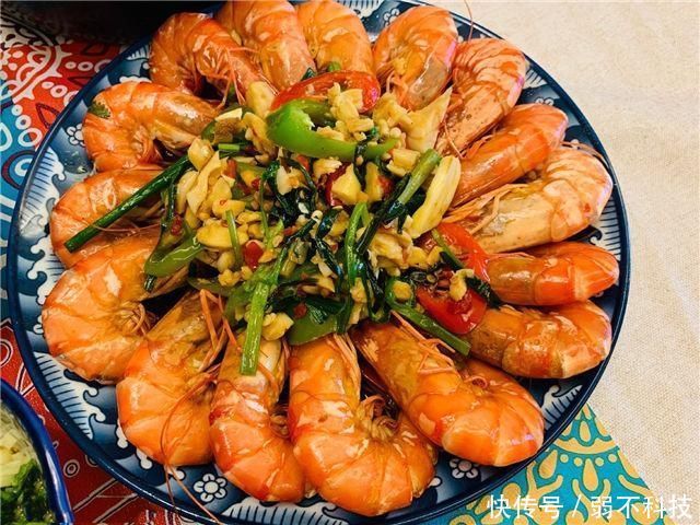 和媳妇自驾出去玩,当地朋友做一桌菜招待,上桌后让人直咽口水