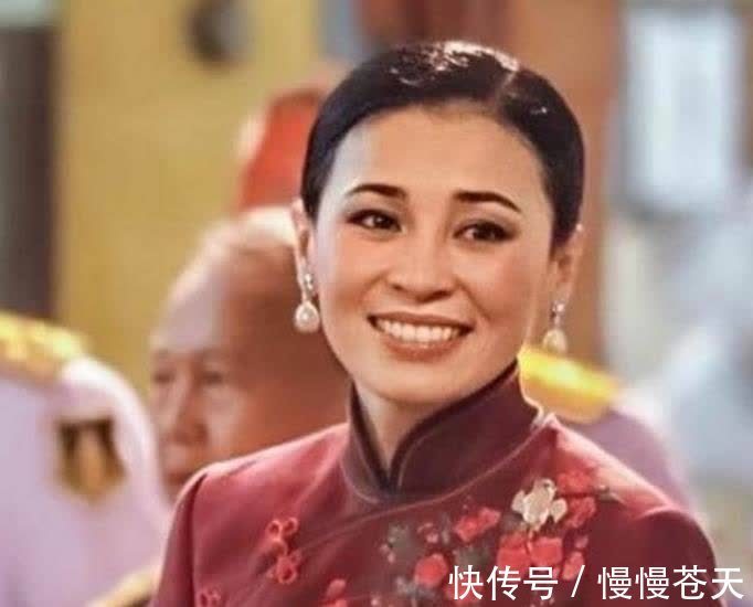 华裔王后#44岁苏提达秀中文,介绍兰花刺绣旗袍,华裔王后对中国风着迷