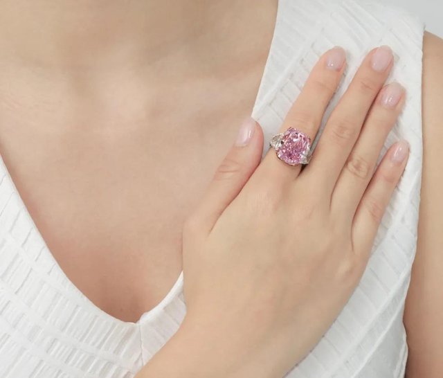 钻石|史上最大的艳彩紫粉红钻石以1.95亿港币落槌