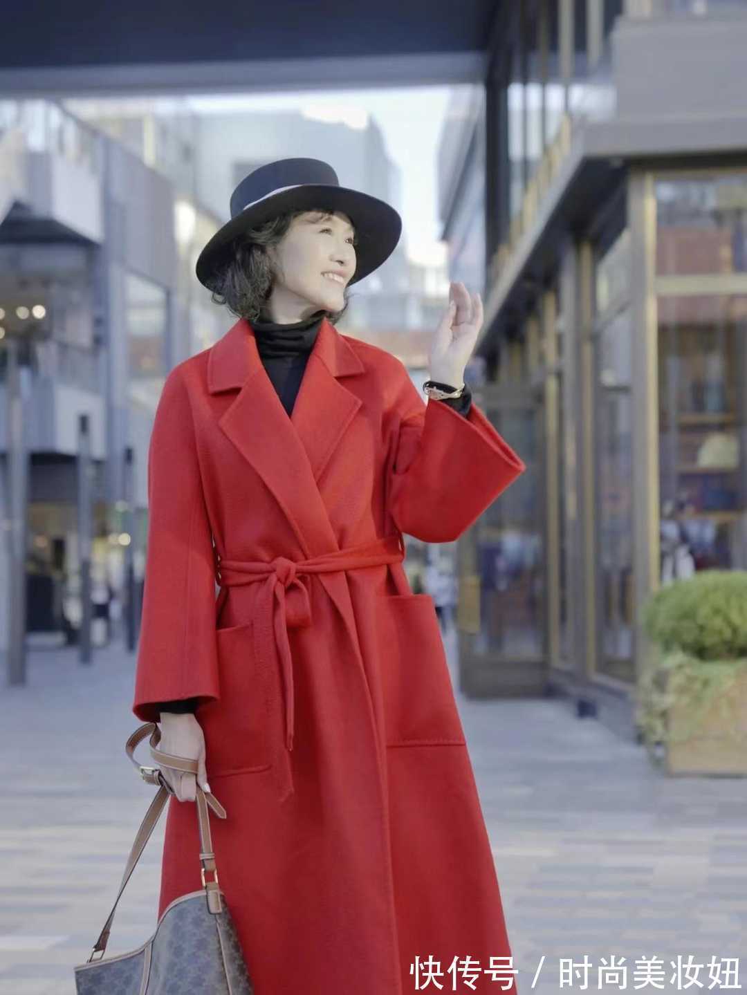 大长腿|上了年纪的女人,都喜欢优雅穿搭,看60岁的奶奶穿得高级精致