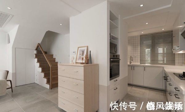 墙面|这对夫妻很有远见,买下120平复式小楼,客厅开阔还有双储物间