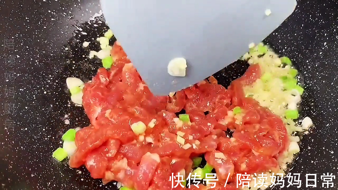 炒蒜苔时切记不要直接下锅炒，多加2步脆嫩入味营养又下饭 ，超赞