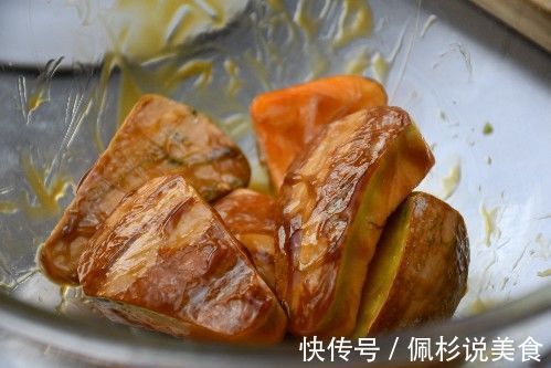 南瓜又有新做法，不蒸不炸，甜香软糯，孩子隔三差五就馋它！