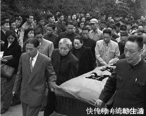 出殡|鲁迅的地位有多高?看看出殡时16位“抬棺人”是谁,就懂了!