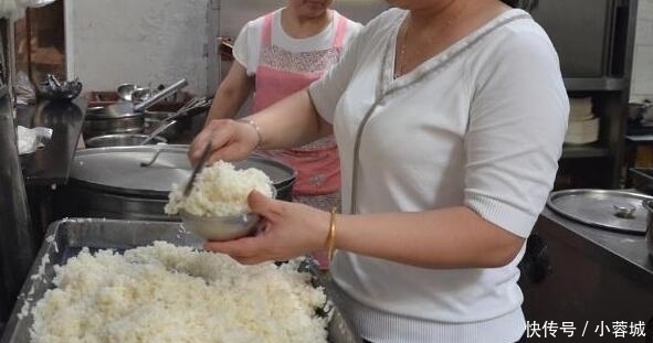 食客|小夫妻开餐馆,大乱炖10元一份米饭不限量,食客奔着老板娘来