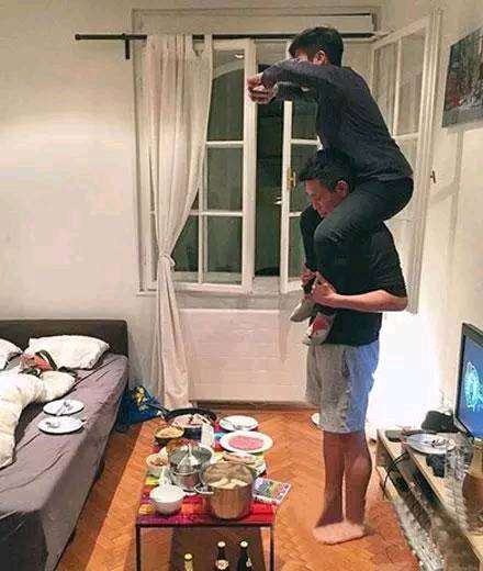 |搞笑图片幽默段子笑话兄弟看你输得还挺惨的啊,还是别玩了