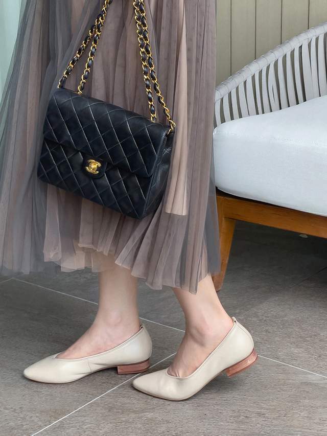 高跟鞋 秋季,穿什么鞋才洋气,今年流行穿“羊皮”粗跟平底鞋,舒适优雅