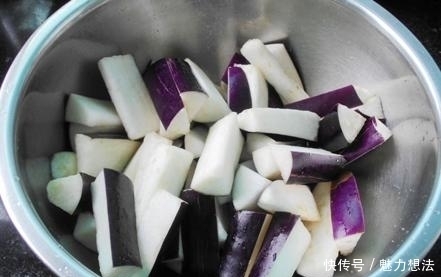 老公|茄子这样做不放一滴油,比肉好吃一百倍,老公把盘子都吃干净了!