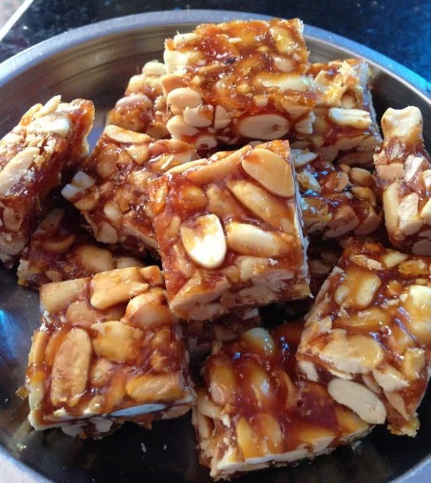 教你自制花生糖,简单“3步”就搞定,不用水只用糖,孩子抢着吃