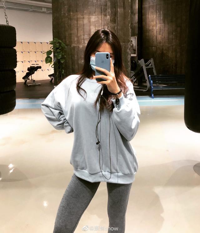 健身@女画家热爱健身,坚持5年,练出完美的“黄金”腰比