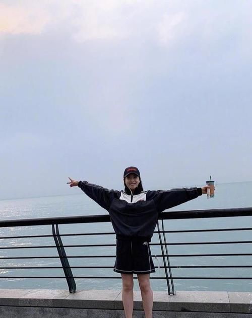 百搭|明星穿驼色大衣走机场,内搭黑色T恤,发型时尚美到爆炸