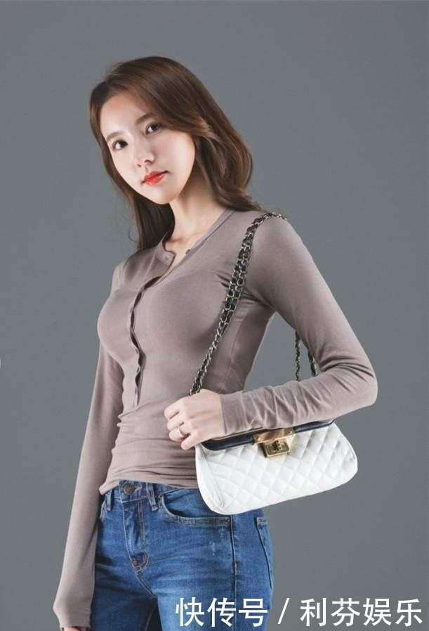 优雅|紧身牛仔裤超级美女,妩媚不失优雅!