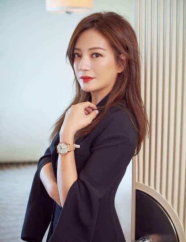 小编建议 女人手表戴左手好,还是右手好别再戴错被人笑话,多了解不吃亏